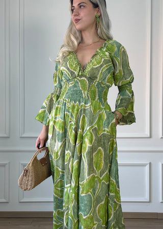 Rochie cu talie strânsă și mâneci clopot