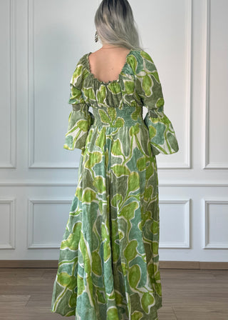 Rochie cu talie strânsă și mâneci clopot