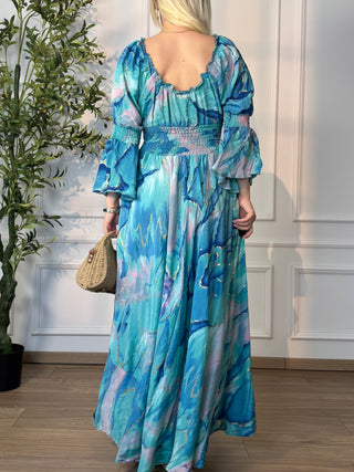 Rochie cu talie strânsă și mâneci clopot