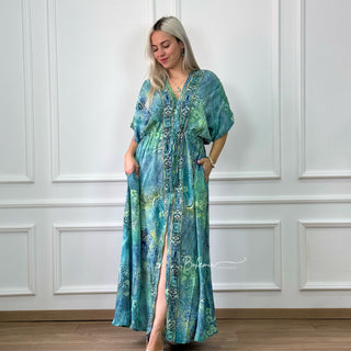 Rochie maxi strânsă în talie
