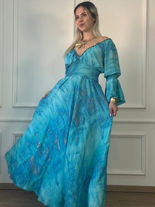 Rochie cu talie strânsă și mâneci clopot