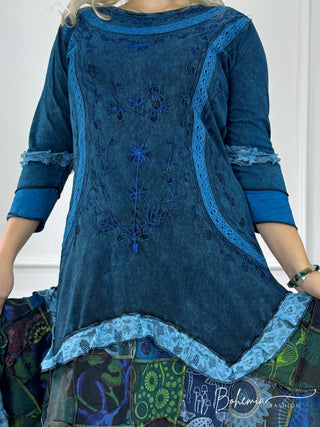 Rochie brodată din bucăți cusute
