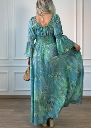 Rochie cu talie strânsă și mâneci clopot