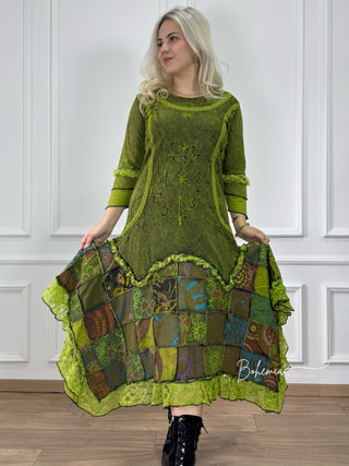 Rochie brodată din bucăți cusute