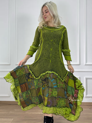 Rochie brodată din bucăți cusute
