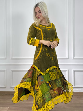 Rochie brodată din bucăți cusute