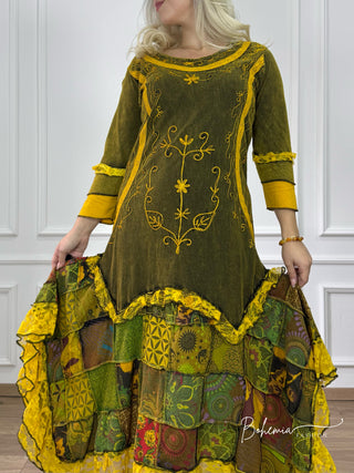 Rochie brodată din bucăți cusute