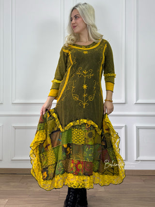 Rochie brodată din bucăți cusute