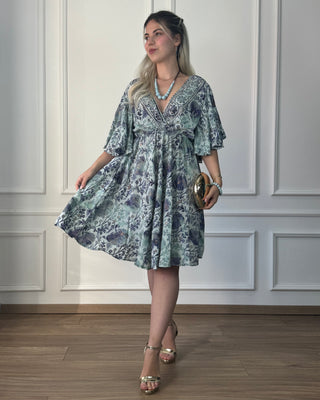 Rochie scurtă cu mâneci fluture