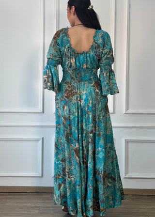 Rochie cu talie strânsă și mâneci clopot