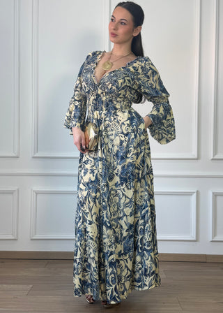 Rochie cu talie strânsă și mâneci clopot