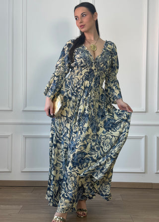 Rochie cu talie strânsă și mâneci clopot