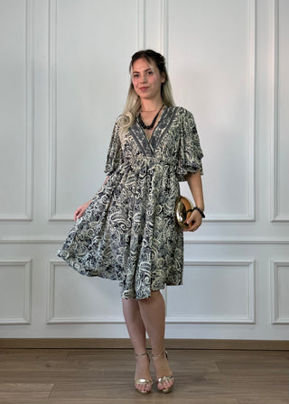 Rochie scurtă cu mâneci fluture