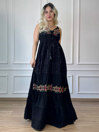 Rochie cu bretele și broderie pe piept