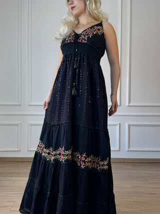 Rochie cu bretele și broderie pe piept
