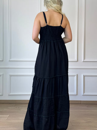 Rochie cu bretele și broderie pe piept