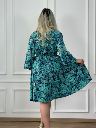 Rochie scurtă cu șnur de strângere în talie