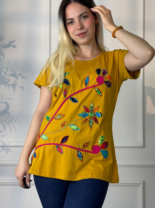 Rövid ujjú póló patchwork virágdíszítéssel