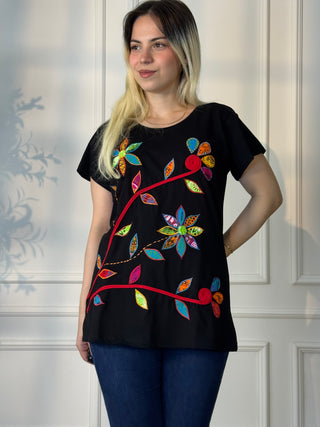 Rövid ujjú póló patchwork virágdíszítéssel